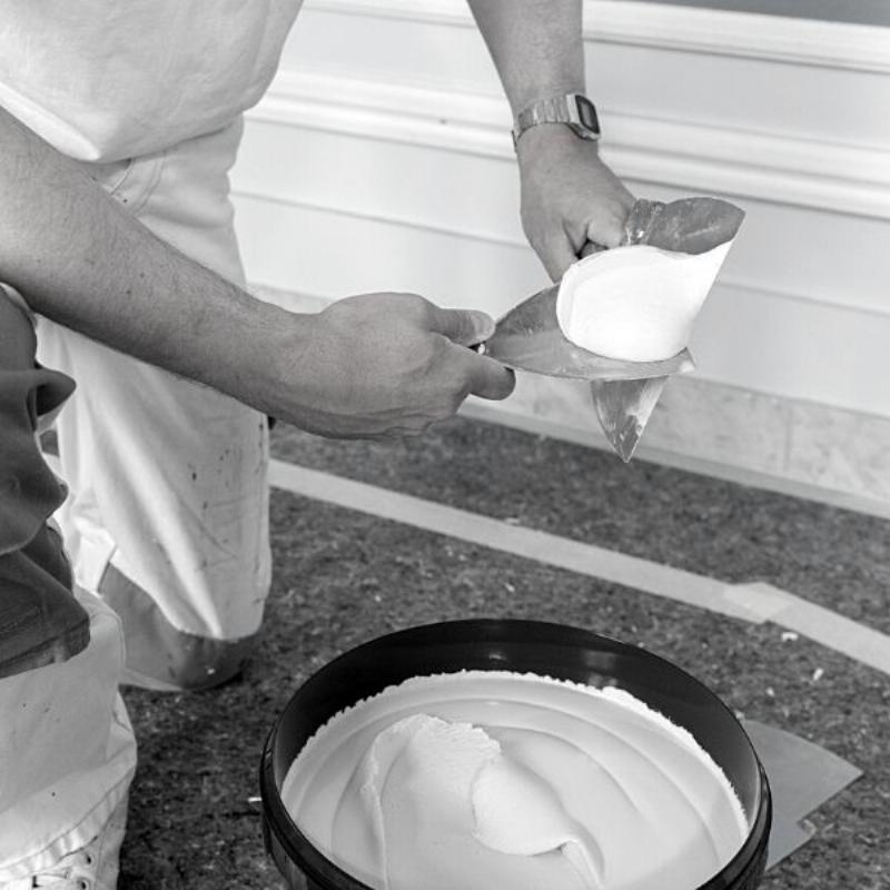 Application minutieuse de la peinture sur un escalier extérieur en pierre, style français