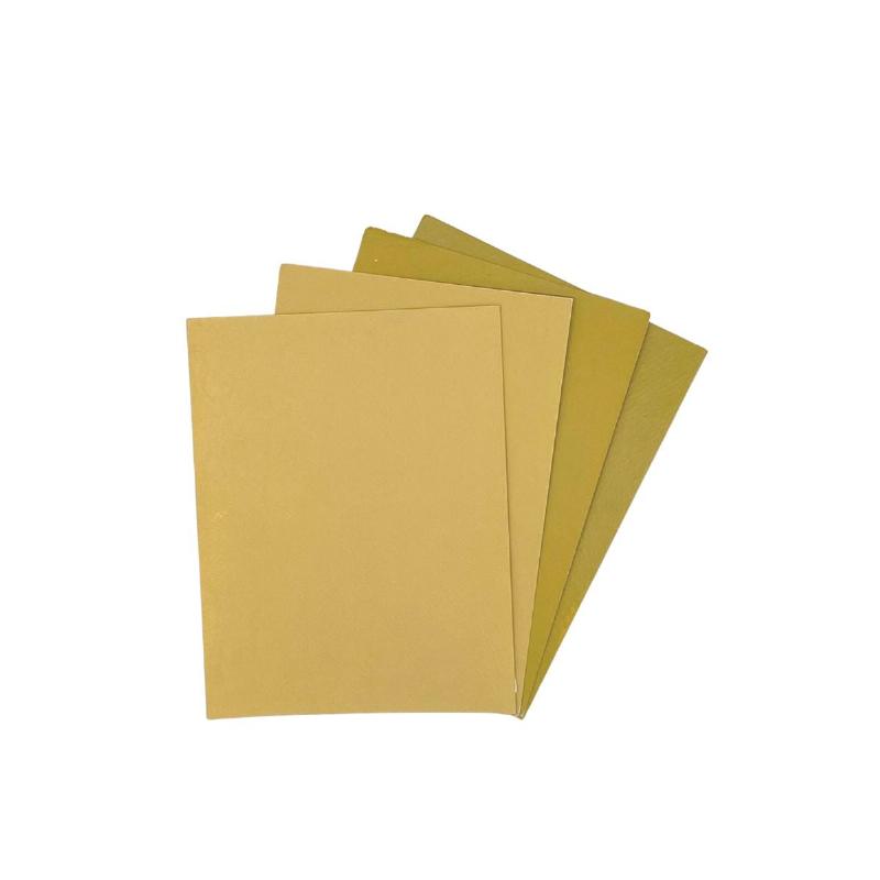 Application de peinture jaune moutarde sur un mur de salon dans un style français