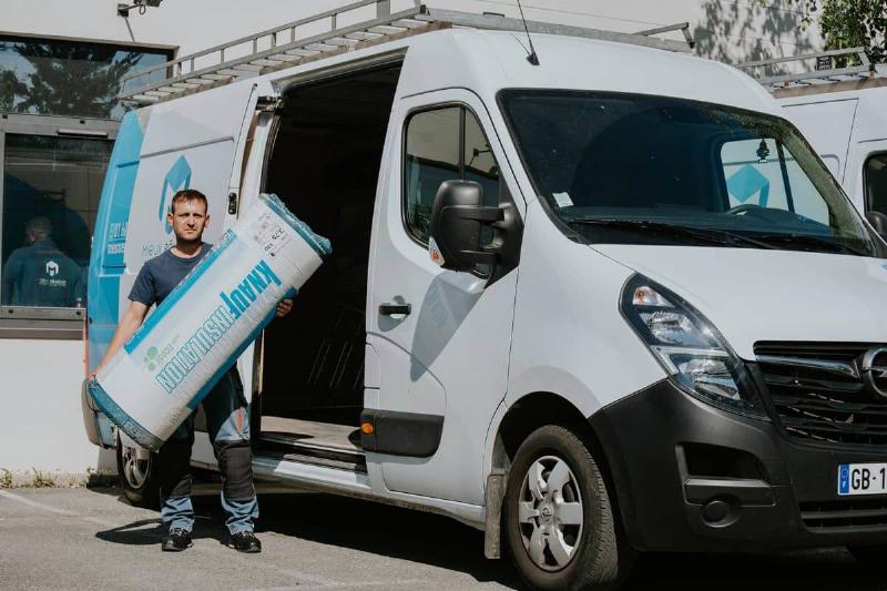 Application de la peinture liège au rouleau sur un mur préparé, montrant la technique d'application pour une couverture uniforme.