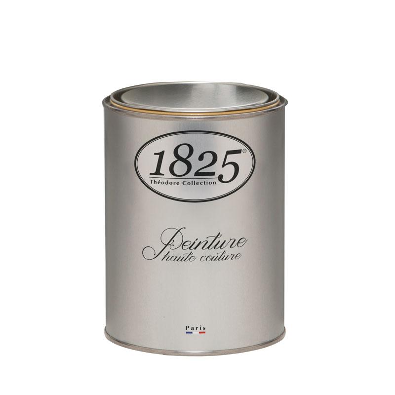 Application soignée de peinture mate au rouleau dans une salle de bain