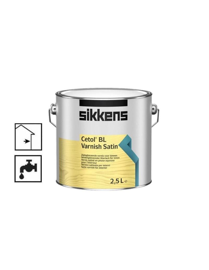 Application de la peinture sur un meuble verni pour une finition satinée élégante.