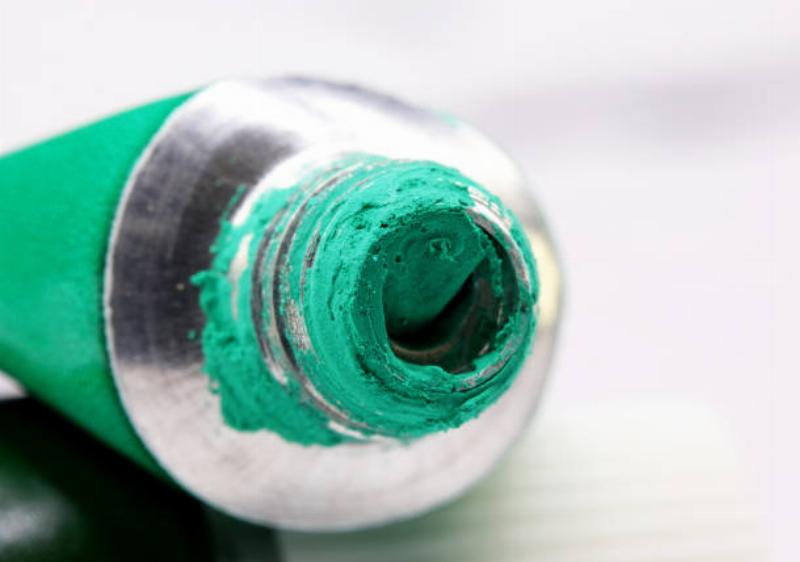 Application minutieuse de la peinture glycéro mate au rouleau sur un plafond