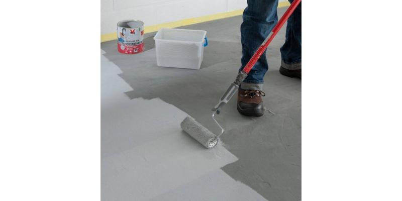Application de peinture sur sol en ciment, technique française, rouleau de qualité