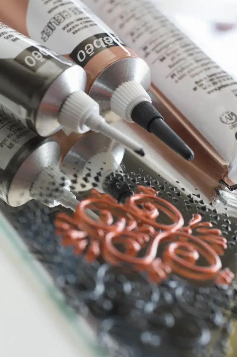 Application de la peinture vitrail Pébéo dans les zones délimitées par les contours