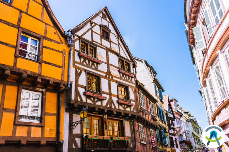 Maison alsacienne typique avec colombages et fleurs, village de montagne