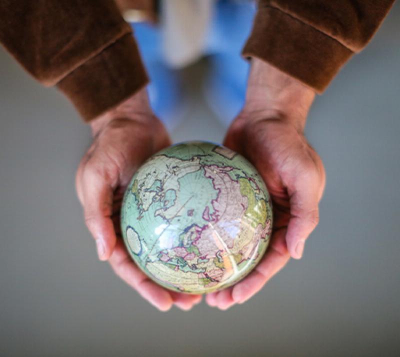 Détails architecturaux anciens sculptés, symbolisant l'artisanat français