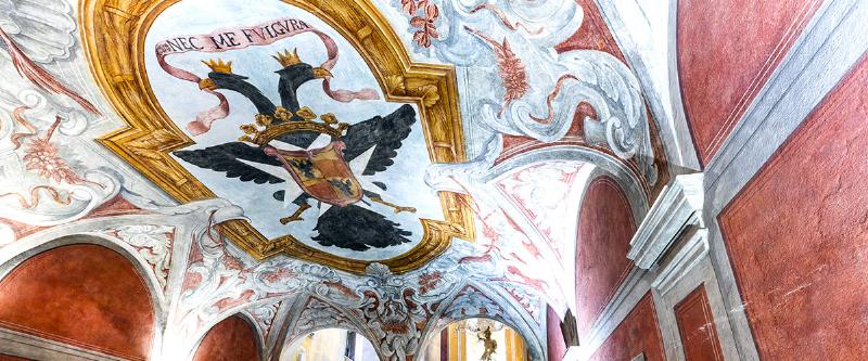Intérieur d'une église baroque italienne avec des fresques et des dorures complexes.