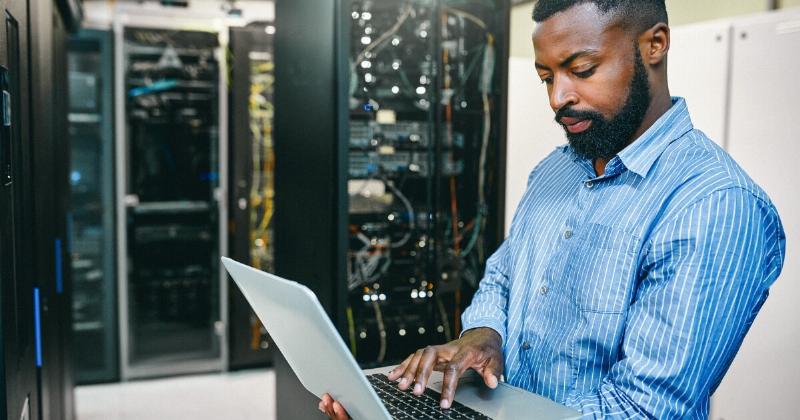 Composants clés d'une architecture de base de données cloud moderne, incluant le SGBD, le stockage, la mise en réseau et les outils de gestion, optimisée pour la scalabilité et la performance.