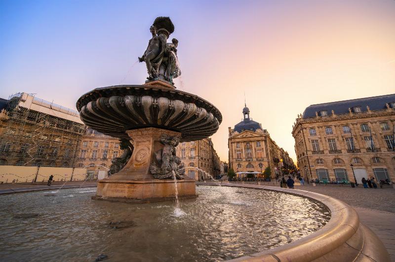 Vue extérieure impressionnante de la Cité du Vin à Bordeaux, structure moderne et innovante
