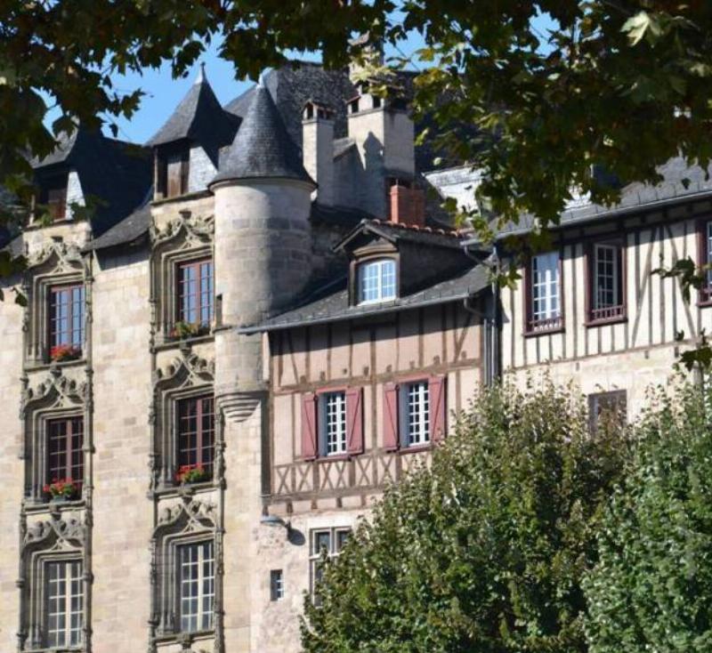 Architecture contemporaine française s'intégrant dans un paysage urbain historique