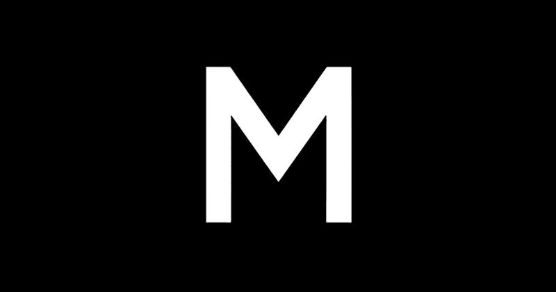 Dégustation d'une sélection de fromages français avec un verre de vin rouge, évoquant l'art de vivre à la française