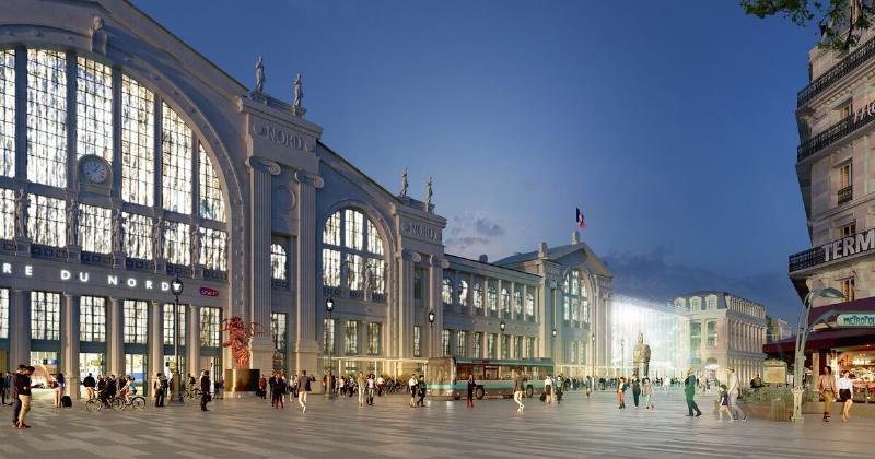 Gare parisienne du XIXe siècle avec une grande nef en verre et fer