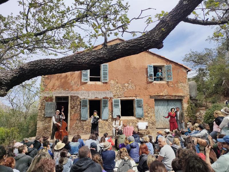 Un château majestueux en Provence, cadre d'une histoire de famille et de secrets au cinéma.