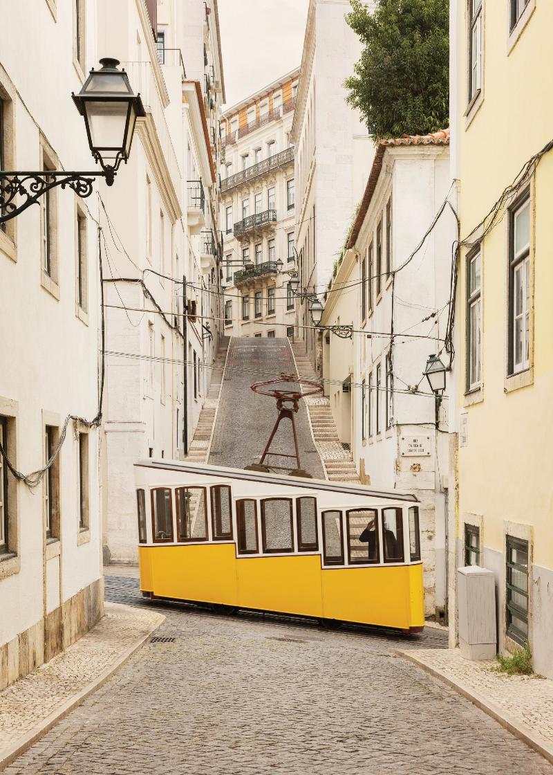 Architecture moderne et colorée à Lisbonne avec des formes géométriques