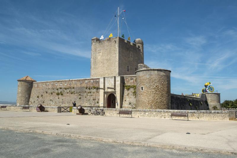Fortifications maritimes françaises spectaculaires dominant l'océan, architecture de Vauban