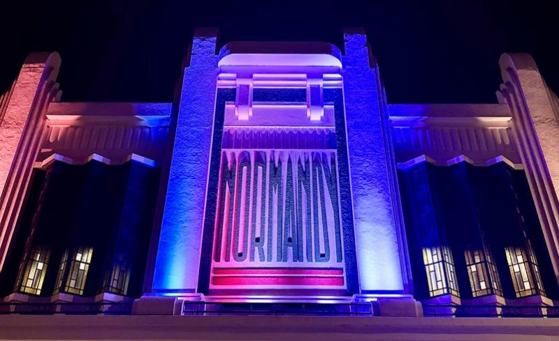 Façade d'un bâtiment moderne aux lignes épurées et vitrées, symbolisant l'innovation architecturale française.