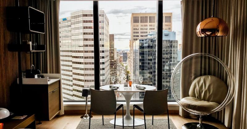Ambiance nocturne vibrante du Quartier des Spectacles à Montréal, avec des éclairages modernes et des bâtiments contemporains.