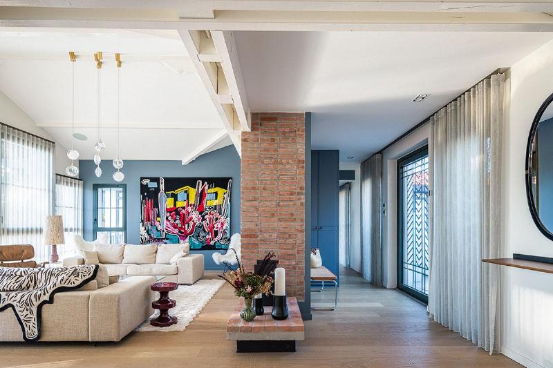 Vue architecturale d'un patio moderne aux lignes épurées, mêlant bois et pierre naturelle