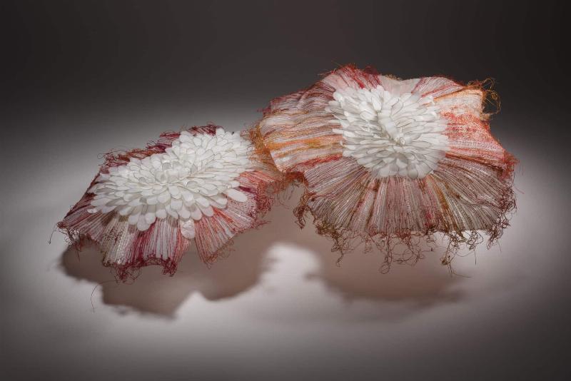 Sculpture d'art plastique réalisée à partir d'objets recyclés, mêlant métal et plastique.