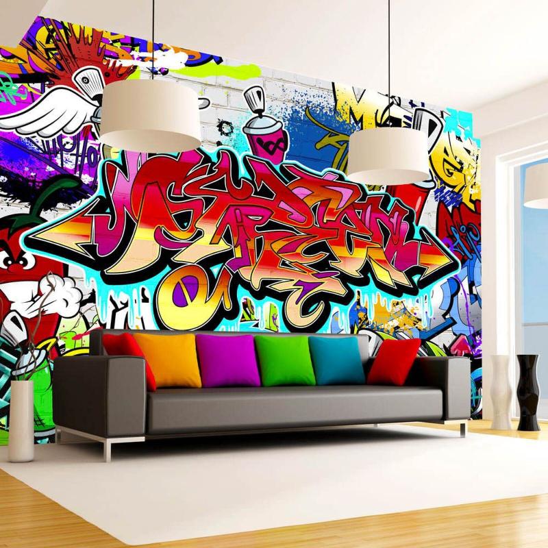 Graffiti facile aux couleurs vives sur un mur urbain