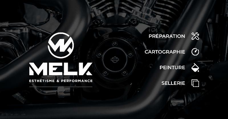 Artisan peintre français travaillant sur une moto