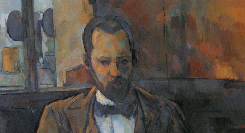 Une artiste française, dans son atelier baigné de lumière, examine attentivement une toile représentant une nature morte aux fruits et fleurs.