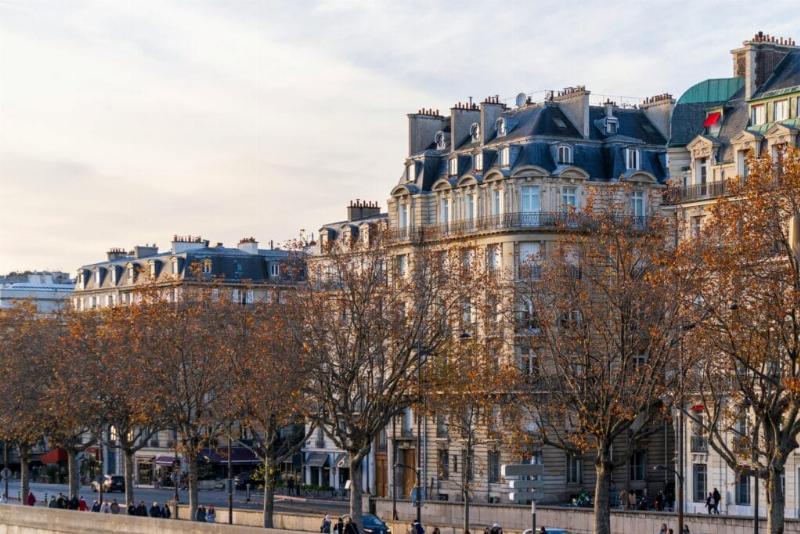 Immeuble parisien haussmannien typique avec balcon filant et toit mansardé