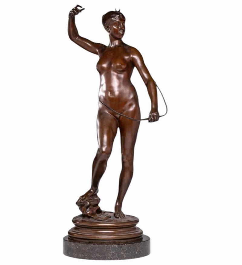 Sculpture d'une femme en bronze par Auguste Moreau, style Art Nouveau, capturant la grâce et la féminité