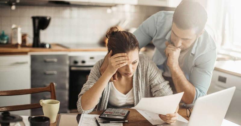 Comparaison avant/après peinture sur carrelage de salle de bain, montrant une métamorphose radicale