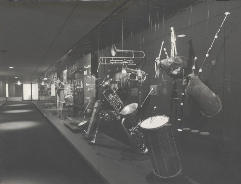 Vue d'un espace d'archives d'une bibliothèque d'architecture parisienne, avec des documents historiques rangés, style élégant