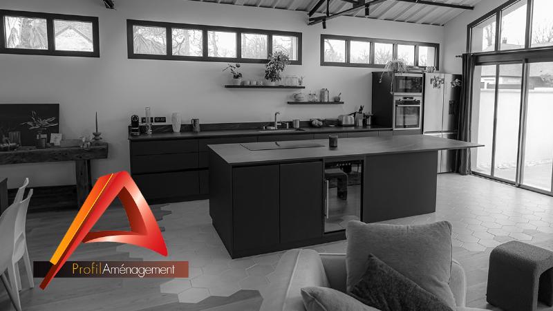 Intérieur de bureau moderne intégrant des éléments naturels comme des plantes et du bois clair