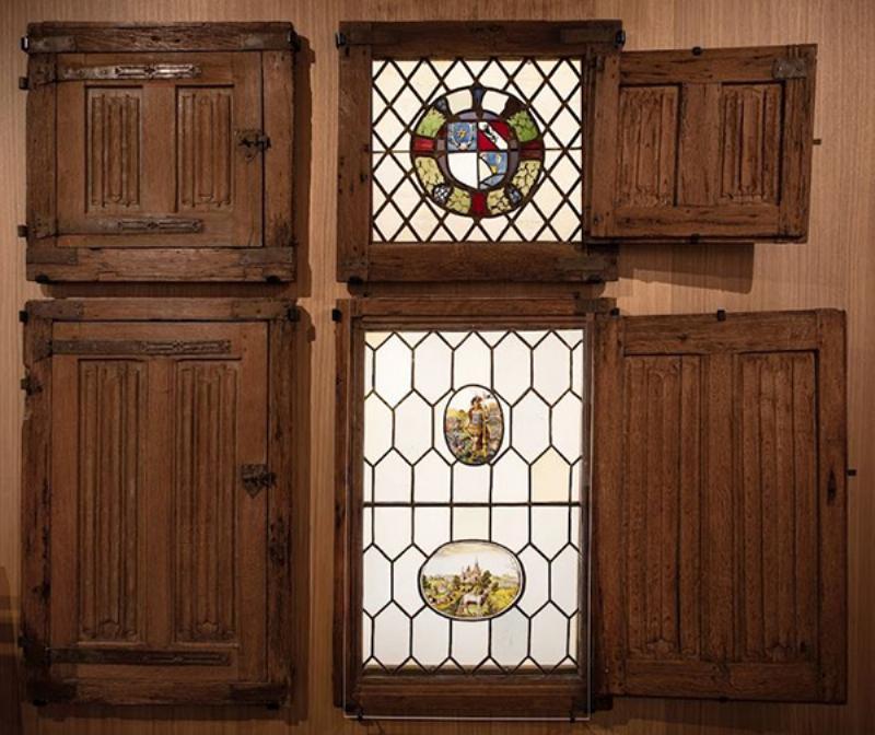 Le bleu profond des vitraux médiévaux français illuminant une cathédrale