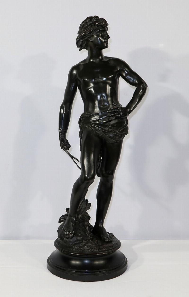 Sculpture de bronze animalier élégante d'un lion majestueux, signée par un artiste français renommé, posée sur un socle en marbre.