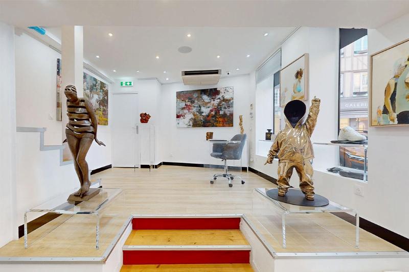 Les sculptures monumentales de Bruno Catalano, L'Homme Debout, explorant la condition humaine en bronze.