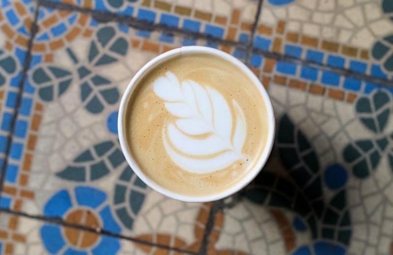 Illustration d'une boisson caféinée artisanale préparée avec soin par un barista dans un café parisien.