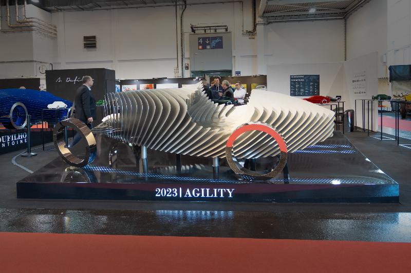 Œuvre monumentale de Calder installée en France, capturant l'essence de la sculpture moderne.