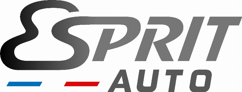 Atelier de carrosserie en France, professionnel appliquant de la peinture sur une voiture avec soin et précision.