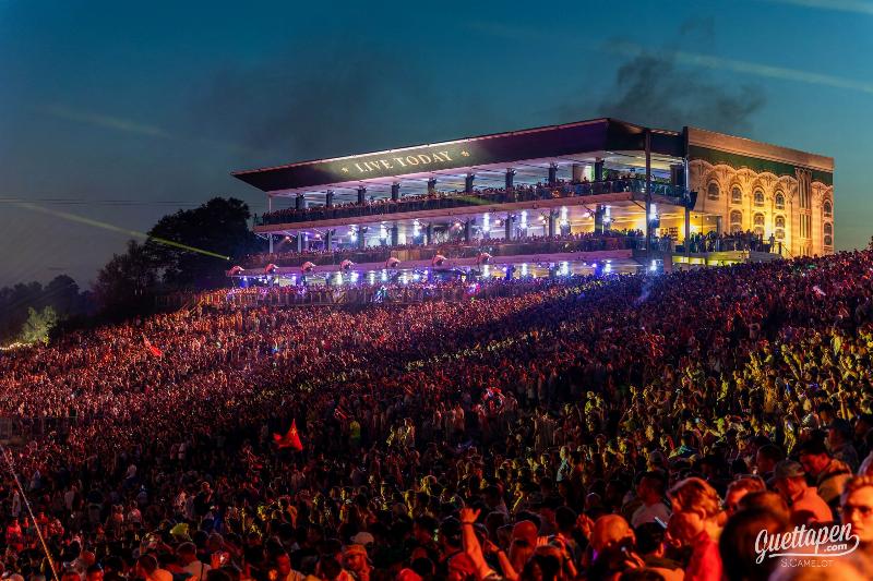 L'impact du CD sur la production musicale pop française, avec des consoles de mixage modernes et des artworks d'albums emblématiques.