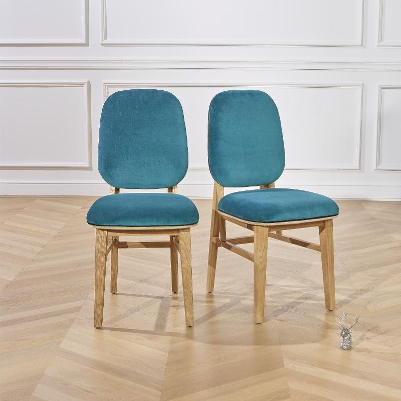 Céruse sur boiserie, ajoutant une touche de raffinement français à un salon moderne