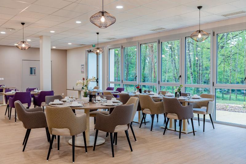 Intérieur chaleureux d'une chambre d'EHPAD, décorée avec des photos personnelles et des meubles confortables