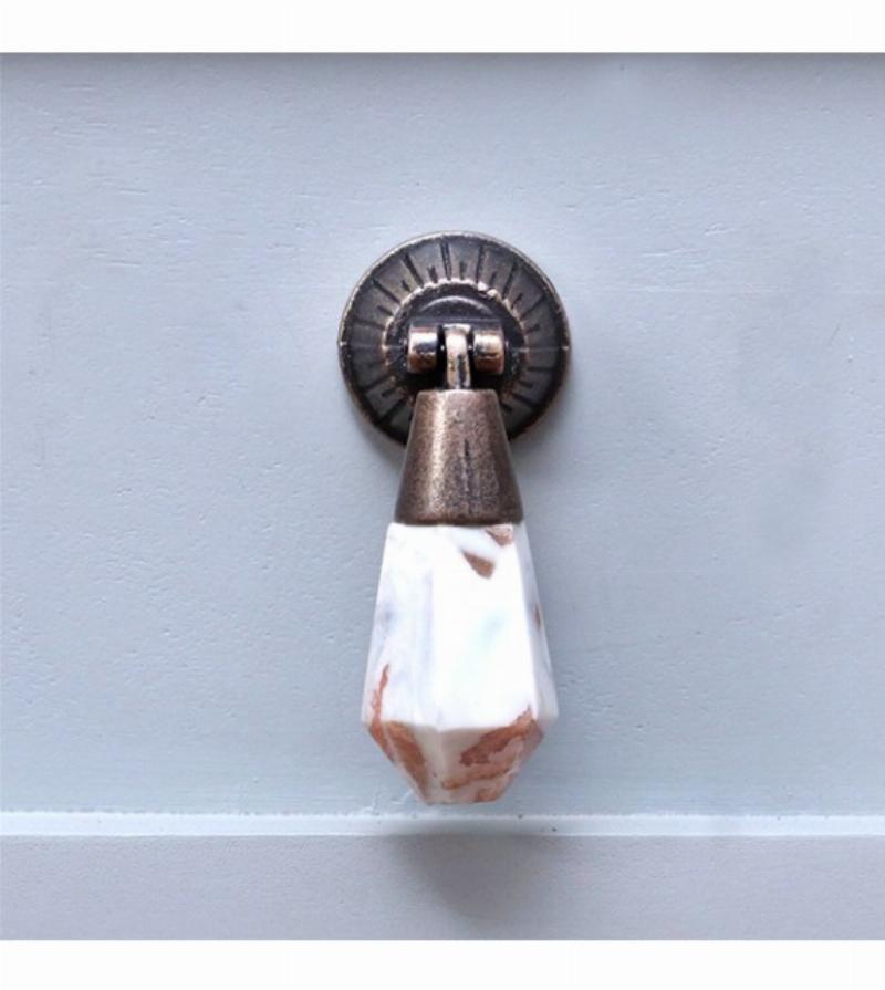 Un mur d'accent dans une chambre de fille, décoré d'un motif géométrique bleu et blanc stylisé, complété par des meubles en bois clair et des accessoires décoratifs personnalisés.