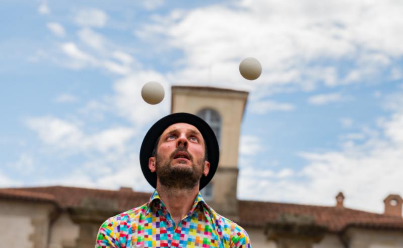 une chanteuse française interprétant une chanson d'amour émouvante sur scène, lumière tamisée, public captivé