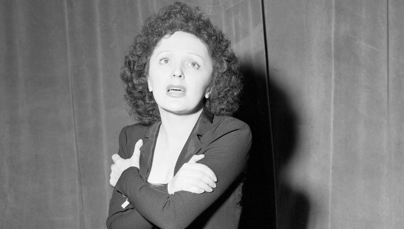 icone de la chanson francaise avec Edith Piaf chantant