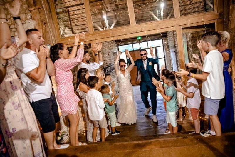 Chansons françaises iconiques pour faire la fête, ambiance festive avec des gens qui dansent