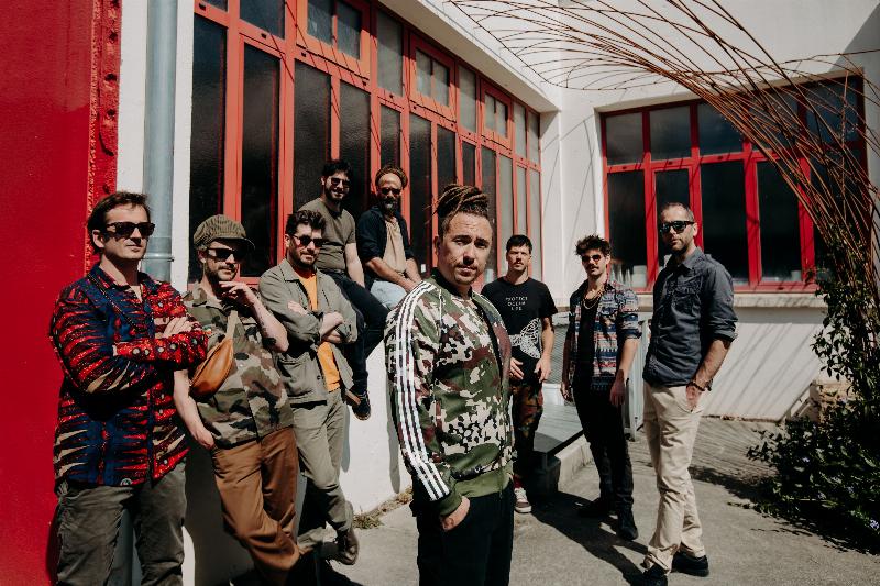 Performance live de chanteurs français actuels sur une scène moderne, public vibrant