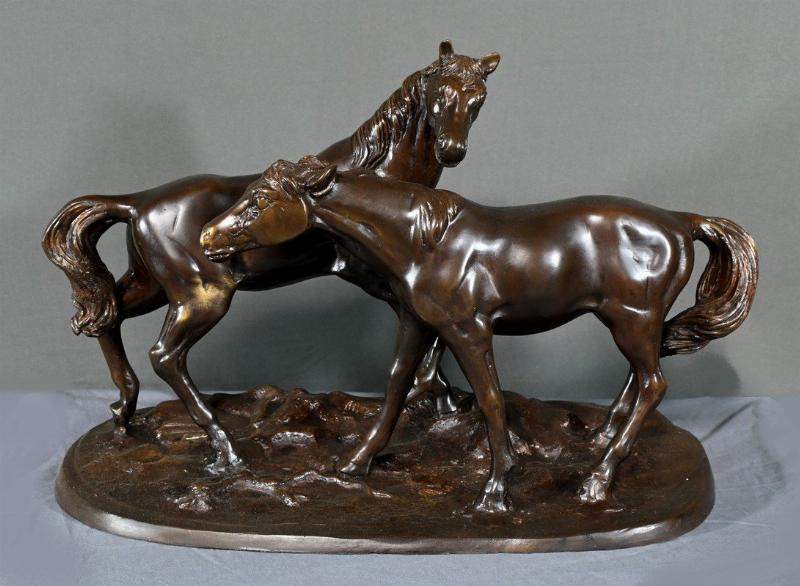 Sculpture de cheval majestueux en bois, style réaliste et dynamique