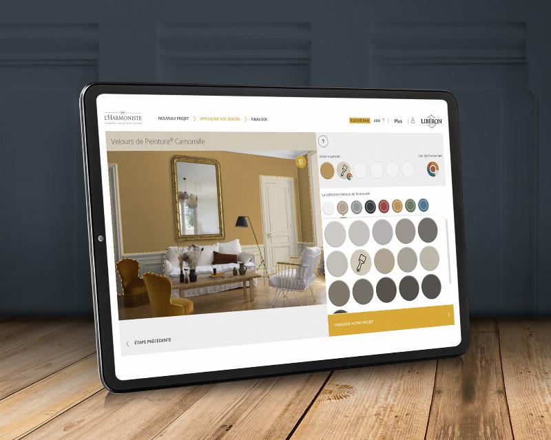 Exemple de tests de couleurs de peinture sur un mur extérieur d'une maison française.