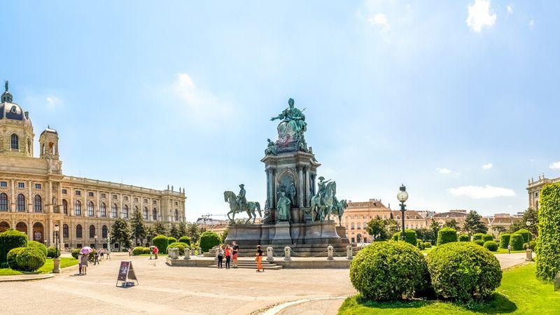 Alt text: Vue extérieure majestueuse de la Cité de la Musique et de la Danse, architecture moderne et élégante