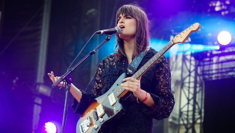 Clara Luciani en concert, interprétant une chanson pop française moderne