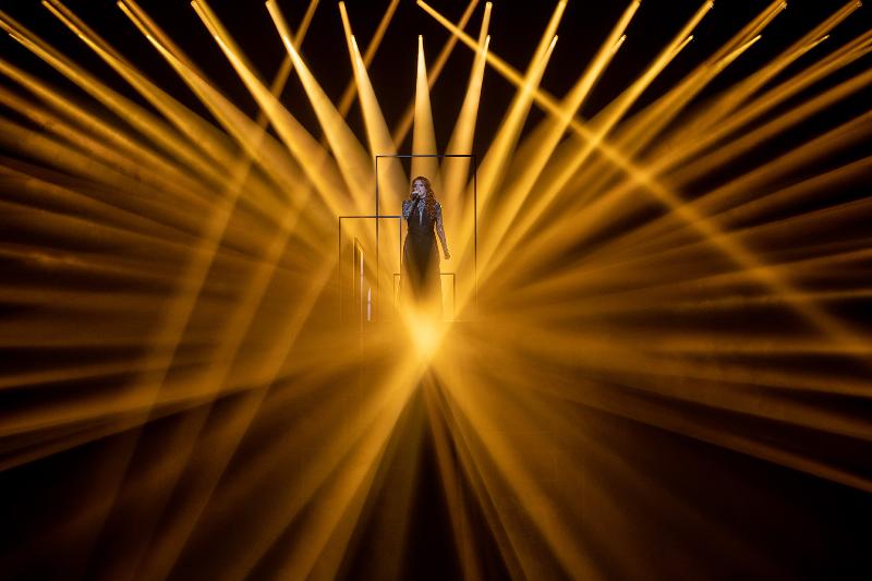 Une scène contemporaine de comédie musicale à Paris, avec éclairages LED dynamiques et chorégraphie énergique